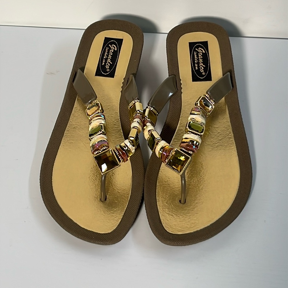 GRANDCO Bejeweled Tan/Gold 1.5" Wedge Heel Earth Tone Stone Thong Sandals SZ 9